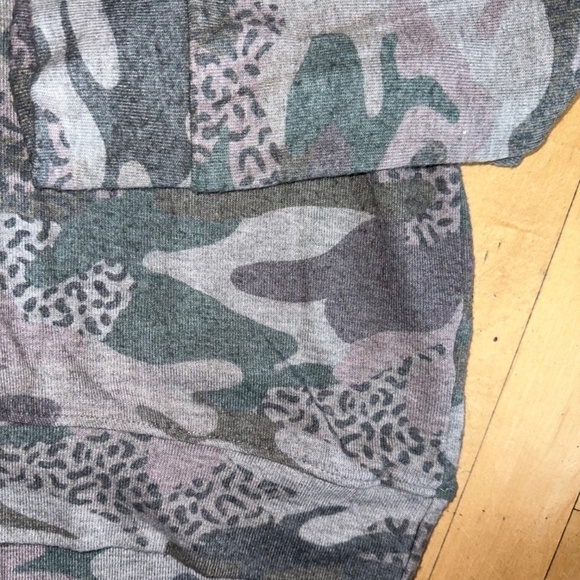 Evereve SUNDRY camo with animal print soft sweatshirt, 1(S). CB1998 - Picture 4 of 5